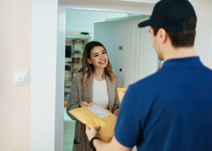 Homem entregando pedidos para o cliente